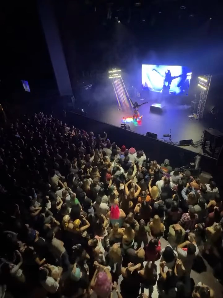 Between Friends — WOW! Tour, playback and video/VJ